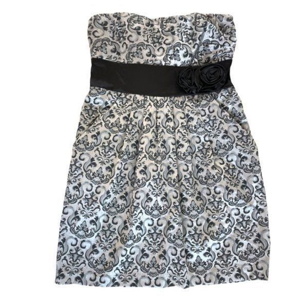 Speechless Strapless Dress w/pockets and waist detail - Picture 2 of 9